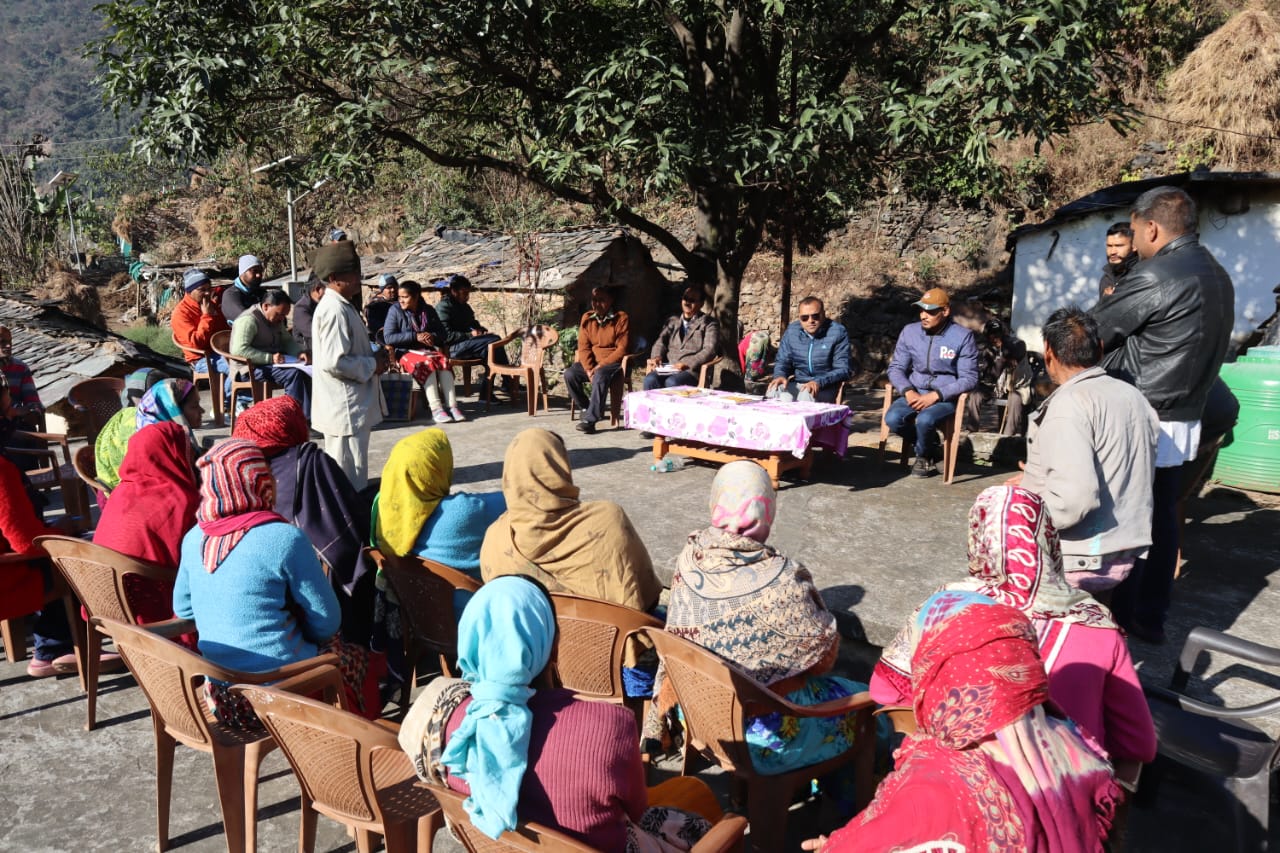 सुशासन: ग्रामीणों से मिलने दो किमी पैदल चलकर पहुंचे जिलाधिकारी, ‘ग्राम चौपाल’ लगाकर सुनीं उनकी समस्याएं