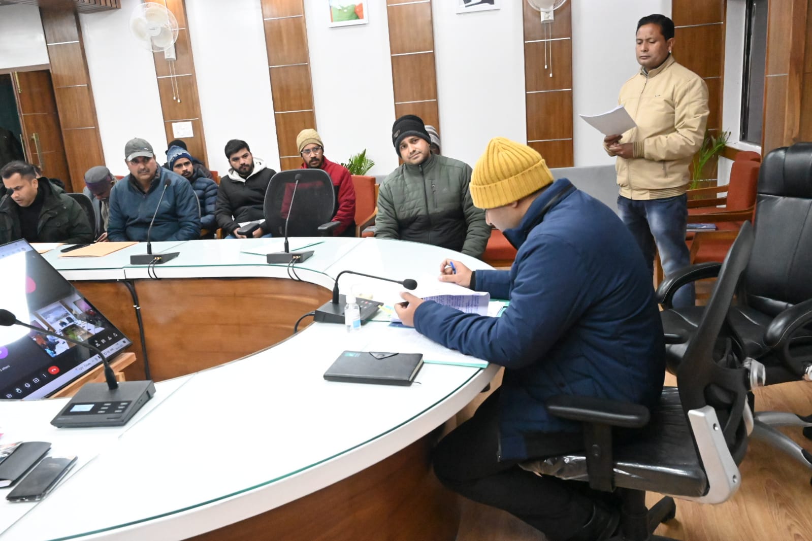 जनसुनवाई: मुख्य विकास अधिकारी ने जनता दरबार में सुनीं लोगों की समस्याएं, संबंधित विभागों को दिये निस्तारण के निर्देश