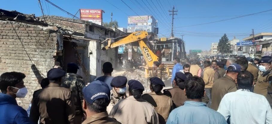 एक्शन: सड़क चौड़ीकरण की कार्रवाई शुरू, व्यापारियों के विरोध के बीच दुकानों पर गरजी जेसीबी