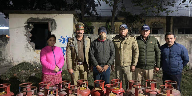 एक्शन: कालाबाजारी करने वालों पर पुलिस और पूर्ति विभाग ने कसा शिकंजा, छापामारी में दुकान से पकड़े 16 घरेलू गैस सिलेंडर