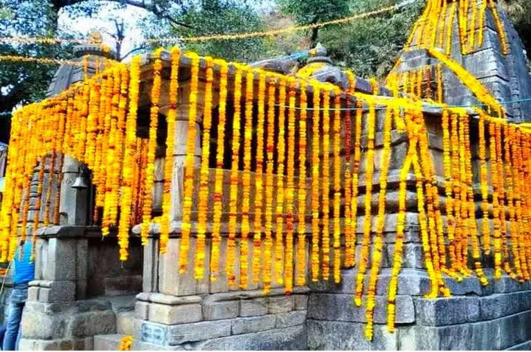 श्रद्धा: एक माह तक बंद रहने के बाद मकर संक्रांति पर खुले भगवान आदिबदरी के कपाट, फूलों से सजाया गया पूरा मंदिर