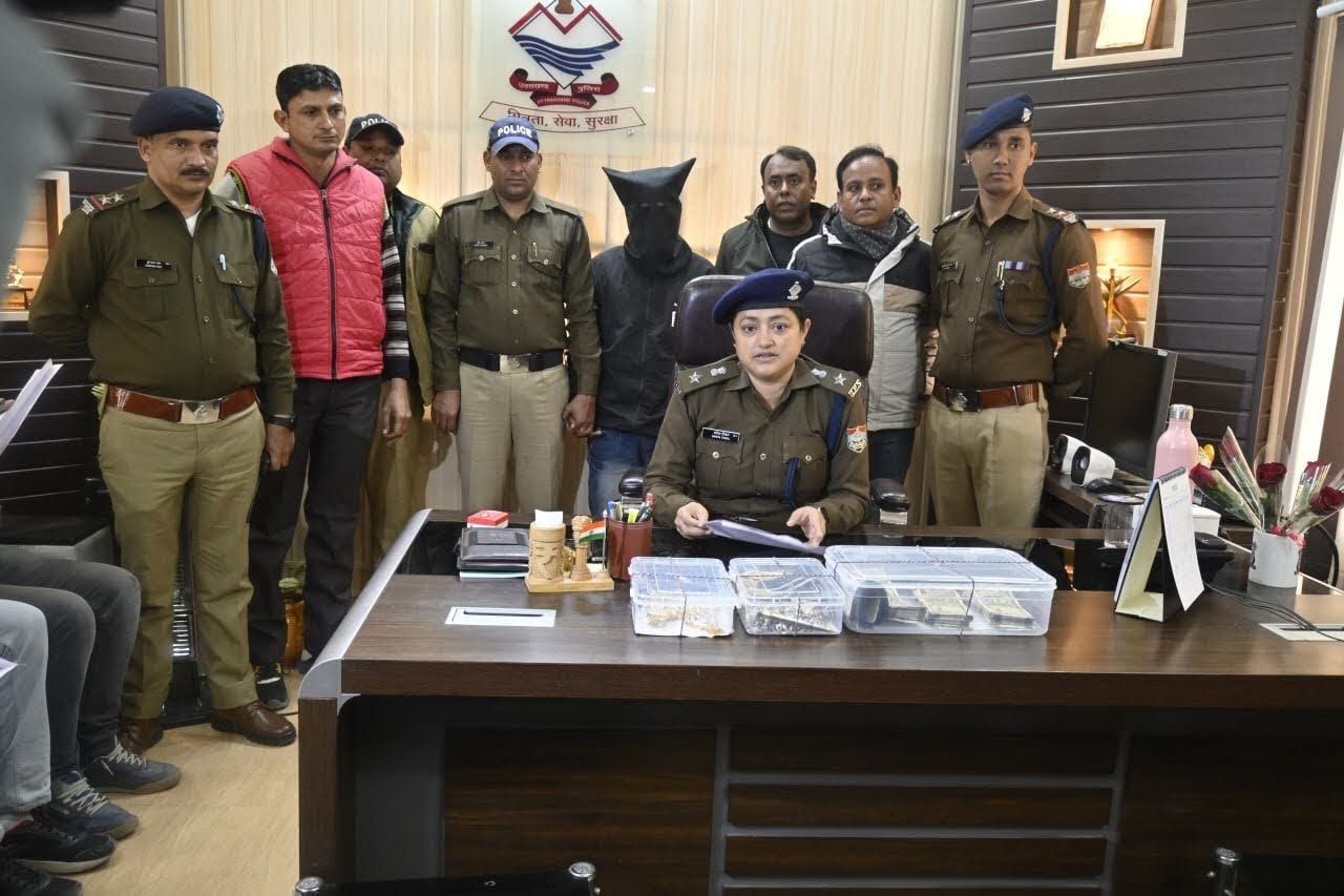 शिकंजा: पुलिस ने चोरी के माल समेत दो लोगों को किया गिरफ्तार, 3 लाख के गहने व 1 लाख 54 हजार की नगदी बरामद