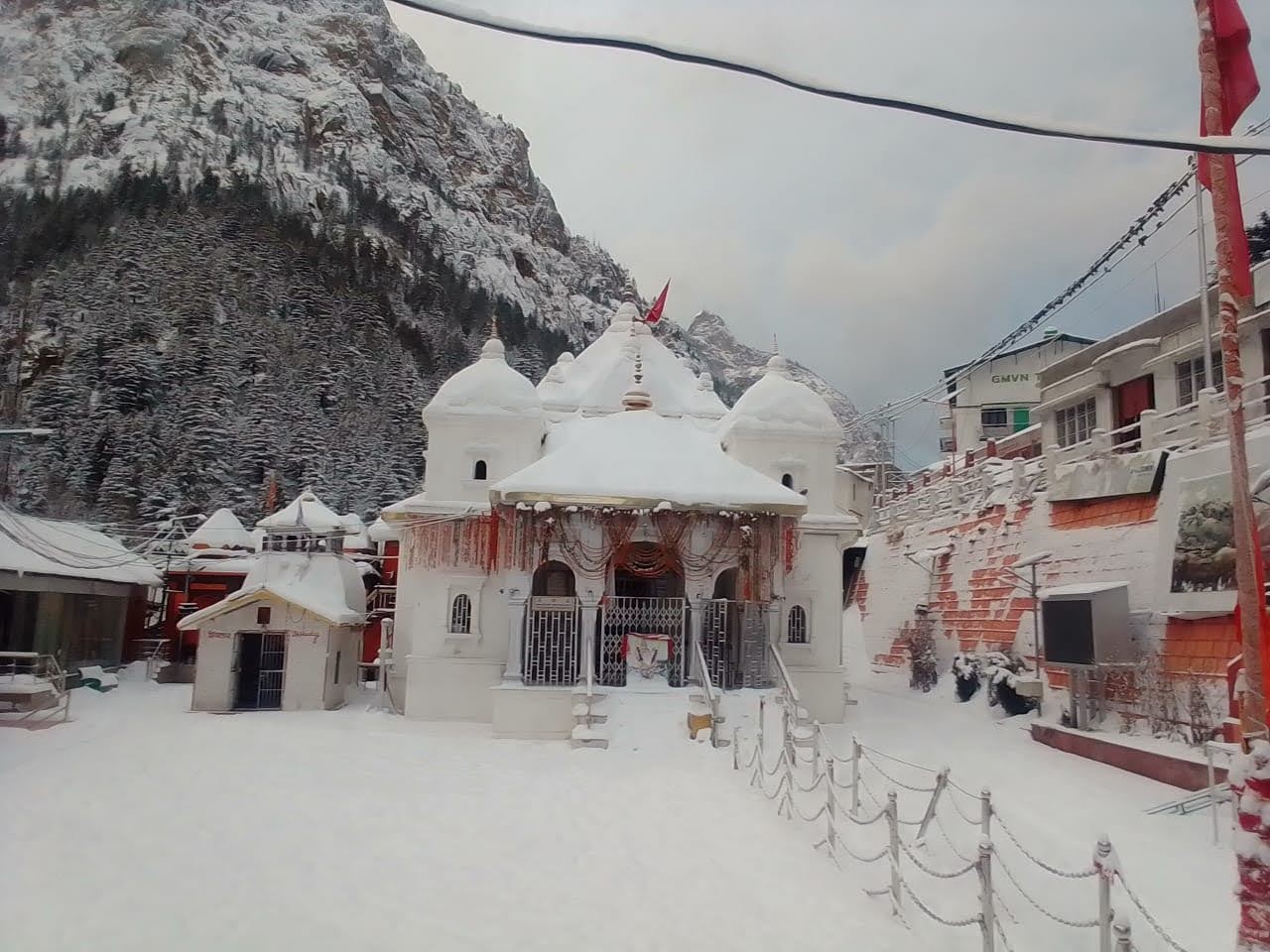 मौसम: पहाड़ों ने ओढ़ी बर्फ की सफेद चादर, दून में रात को झमाझम बारिश