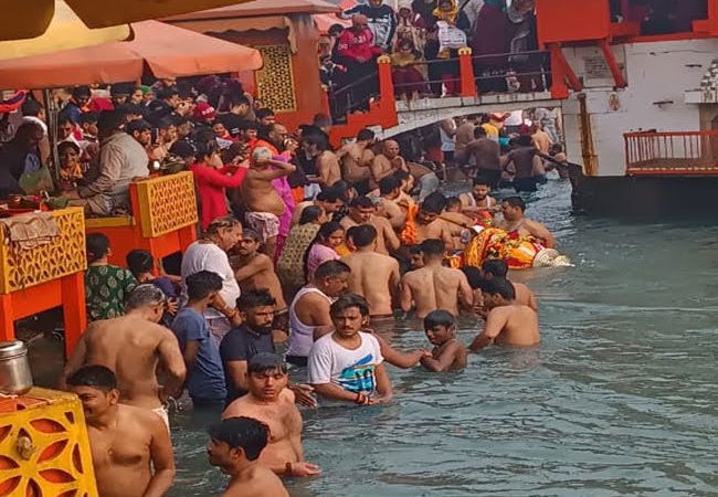आस्था: मकर संक्रांति पर्व के मौके पर श्रद्धालुओं ने गंगा में लगाई डुबकी, घाटों पर लगी रही लोगों की भीड़