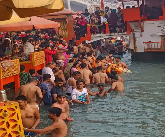 आस्था: मकर संक्रांति पर्व के मौके पर श्रद्धालुओं ने गंगा में लगाई डुबकी, घाटों पर लगी रही लोगों की भीड़