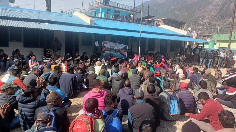 आक्रोश: पीएमजेएसवाई कार्यालय पर ग्रामीणों ने जड़ा ताला, सड़क की खस्ता हालत के खिलाफ किया जोरदार प्रदर्शन