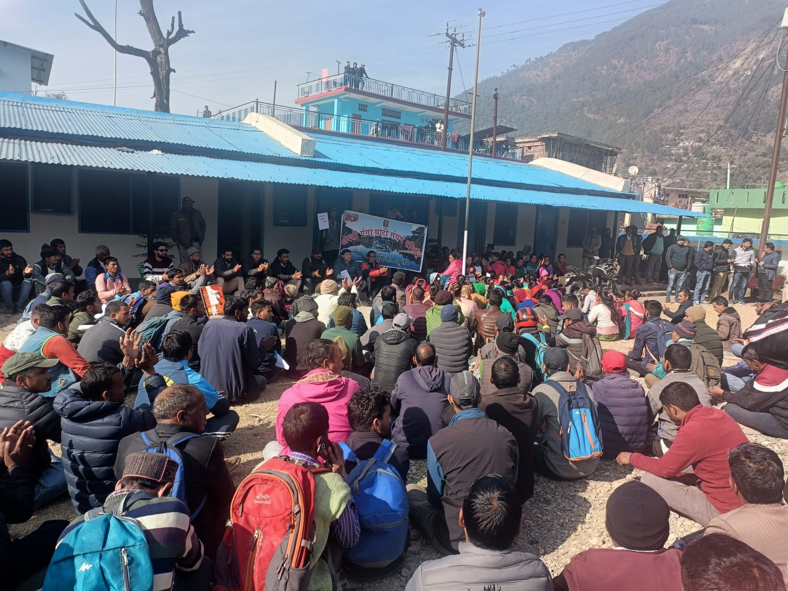 आक्रोश: पीएमजेएसवाई कार्यालय पर ग्रामीणों ने जड़ा ताला, सड़क की खस्ता हालत के खिलाफ किया जोरदार प्रदर्शन