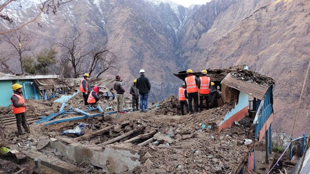 आशंका: बदरीनाथ हाईवे पर उभरी नई दरार, आवासों के बाद अब दुकानों को खाली करने के आदेश