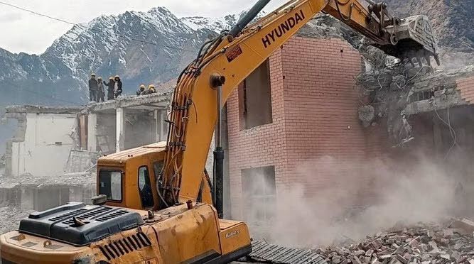 हैरानीः जोशीमठ में दरार पड़े घरों पर लगे लाल निशान, प्रशासन की सूची में ठीक-ठाक है सब