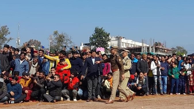 लापरवाही: गणतंत्र दिवस समारोह के दौरान सुरक्षा इंतजाम में चूक, सुरक्षा घेरा तोड़कर मंच तक पहुंच गई भीड़