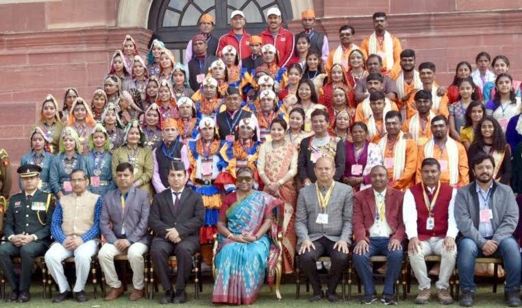 शाबाशी: उत्तराखंड के कलाकारों को राष्ट्रपति ने किया आमंत्रित, गणतंत्र दिवस पर प्रस्तुत की थी मानसखंड की झांकी