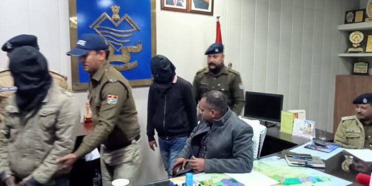 शिकंजा: पुलिस के हत्थे चढ़ गये दो नशा तस्कर, तलाशी में आरोपियों के कब्जे से लाखों की कीमत का स्मैक बरामद
