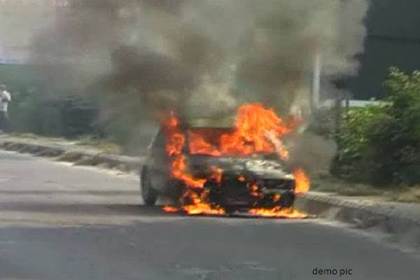 सनसनी: देर रात डिवाडर पर चढ़ी कार में लग गई भीषण आग, कार सवार सुरक्षित