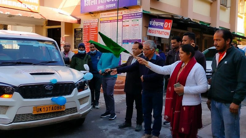 सुविधा: रोगियों को लाने व ले जाने हेतु निःशुल्क परिवहन सेवा का शुभारंभ, जिला पंचायत अध्यक्ष अमरदेई शाह ने दिखाई हरी झंडी