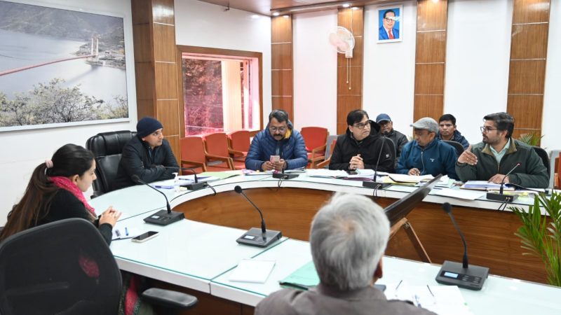 समीक्षा: डीएम ने सड़क सुरक्षा को लेकर अपनाया सख्त रुख, अधिकारियों को दिए हादसों की रोकथाम को जरूरी कदम उठाने के निर्देश