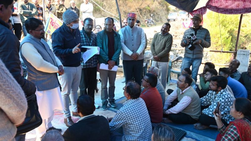 कौशल: डीएम टिहरी डॉ. सौरभ गहरवार ने खत्म कराया 53 दिन पुराना धरना, विस्थापन के लिए आंदोलनरत थी पुनर्वास संघर्ष समिति