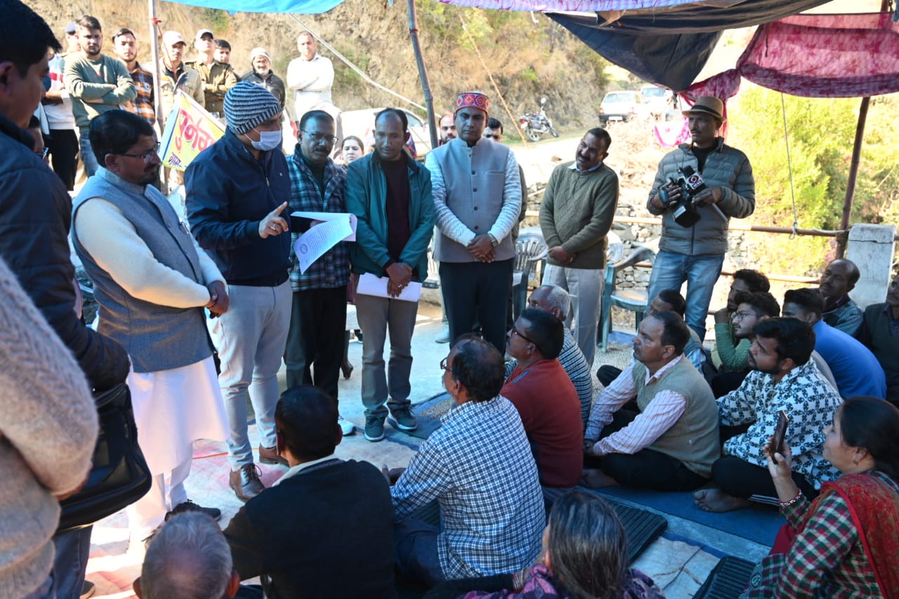 कौशल: डीएम टिहरी डॉ. सौरभ गहरवार ने खत्म कराया 53 दिन पुराना धरना, विस्थापन के लिए आंदोलनरत थी पुनर्वास संघर्ष समिति