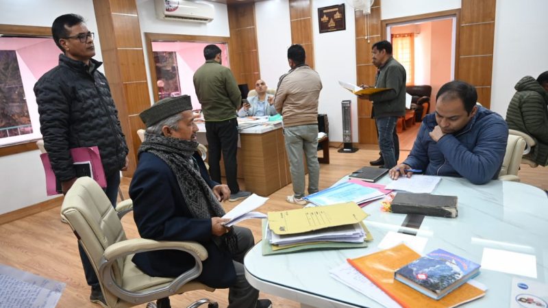 सुनवाई: डीएम डाॅ सौरभ गहरवार एवं सीडीओ मनीष कुमार ने जनता दरबार में सुनीं जन शिकायतें