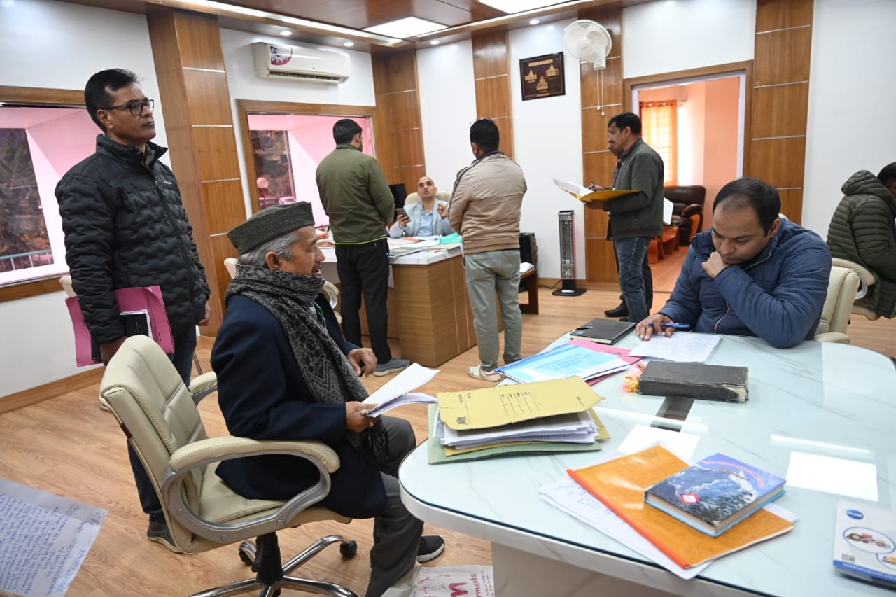 सुनवाई: डीएम डाॅ सौरभ गहरवार एवं सीडीओ मनीष कुमार ने जनता दरबार में सुनीं जन शिकायतें