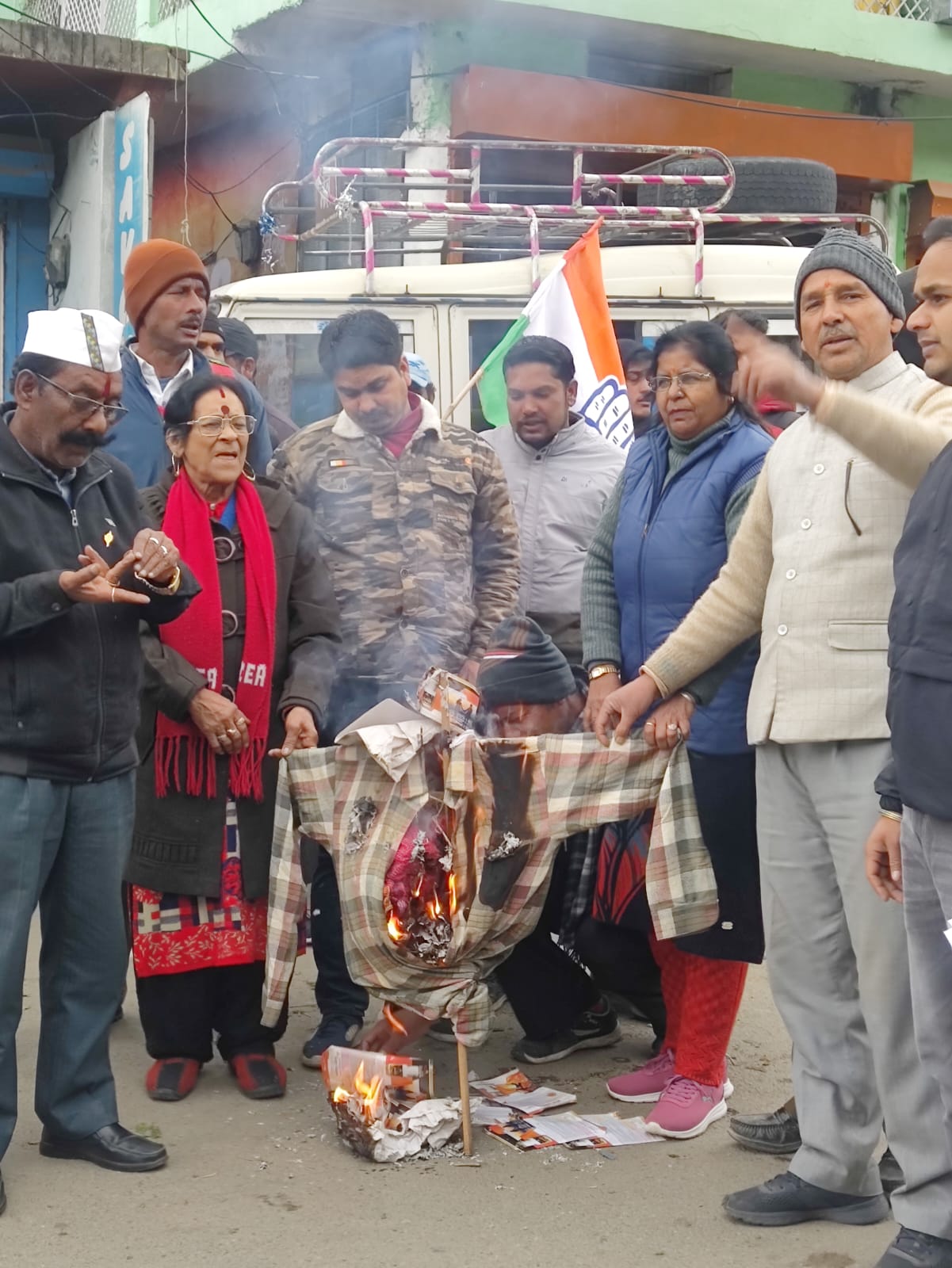 विरोध: बेरोजगारों पर हुए पुलिस लाठीचार्ज के विरोध में युवा कांग्रेस ने फूंका सरकार का पुतला