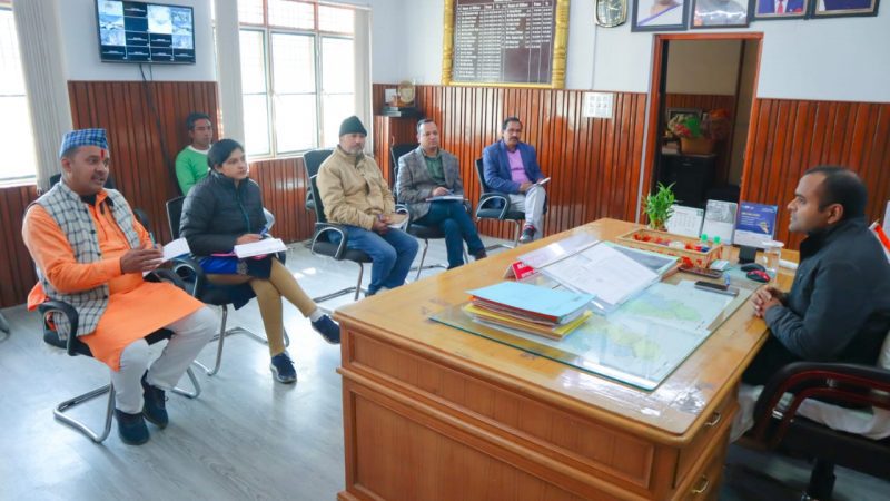 समीक्षा: आवारा पशुओं के संरक्षण की कवायद में जुटेगा जिला प्रशासन, समीक्षा बैठक में डीएम ने दिए निर्देश