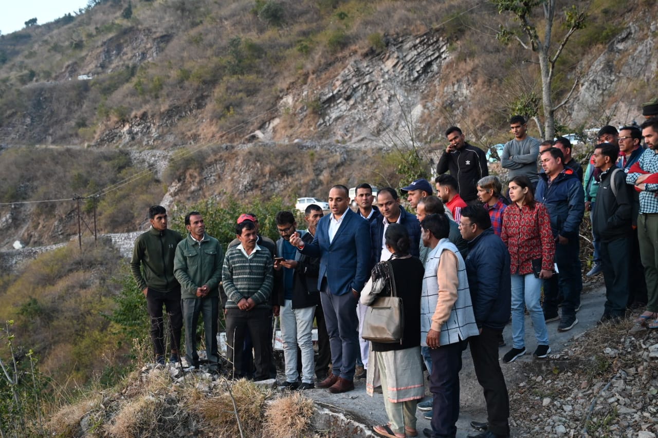 जायजा: स्थलीय निरीक्षण को गांव में जा पहुंचे डीएम, किसानों को पॉलीहाउस एवं इंटीग्रेटेड फार्मिंग का लाभ मुहैया करने के दिए निर्देश