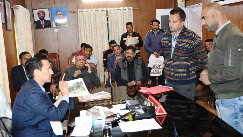 जन सुनवाई: कुमाऊं कमिश्नर दीपक रावत ने सुनीं लोगों की फरियादें, मौके पर कराया समाधान
