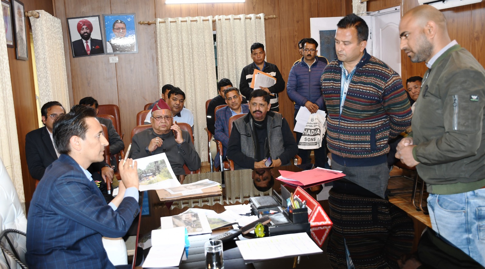 जन सुनवाई: कुमाऊं कमिश्नर दीपक रावत ने सुनीं लोगों की फरियादें, मौके पर कराया समाधान