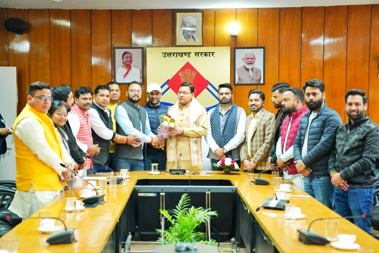 सराहना: सीएम धामी से मिले भाजपा युवा मोर्चा के पदाधिकारी, नकल विरोधी कानून लागू किये जाने पर जताया आभार