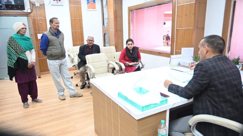 सुनवाई: टिहरी में जनता दरबार का आयोजन, डीएम ने जनता की शिकायतों का कराया निस्तारण