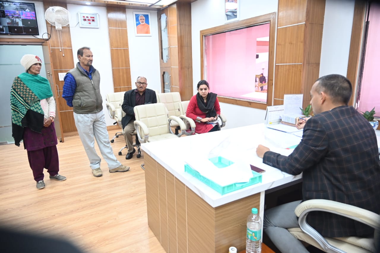 सुनवाई: टिहरी में जनता दरबार का आयोजन, डीएम ने जनता की शिकायतों का कराया निस्तारण