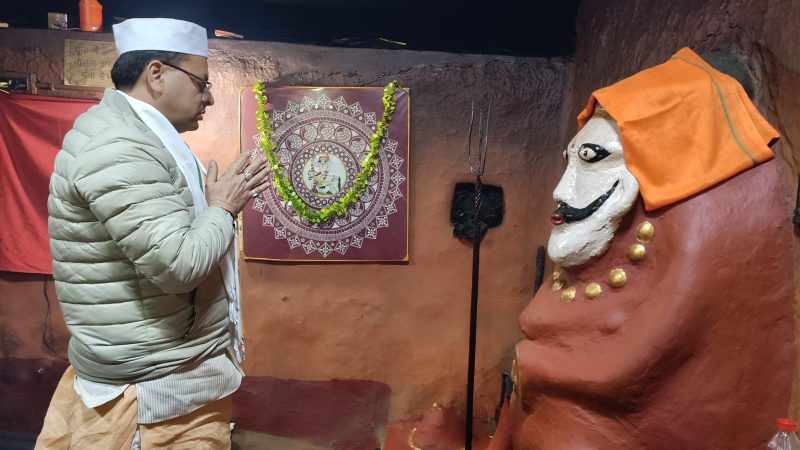आस्था: सीएम धामी ने गोल्ज्यू मंदिर में की पूजा अर्चना, प्रदेश की खुशहाली के लिए की कामना