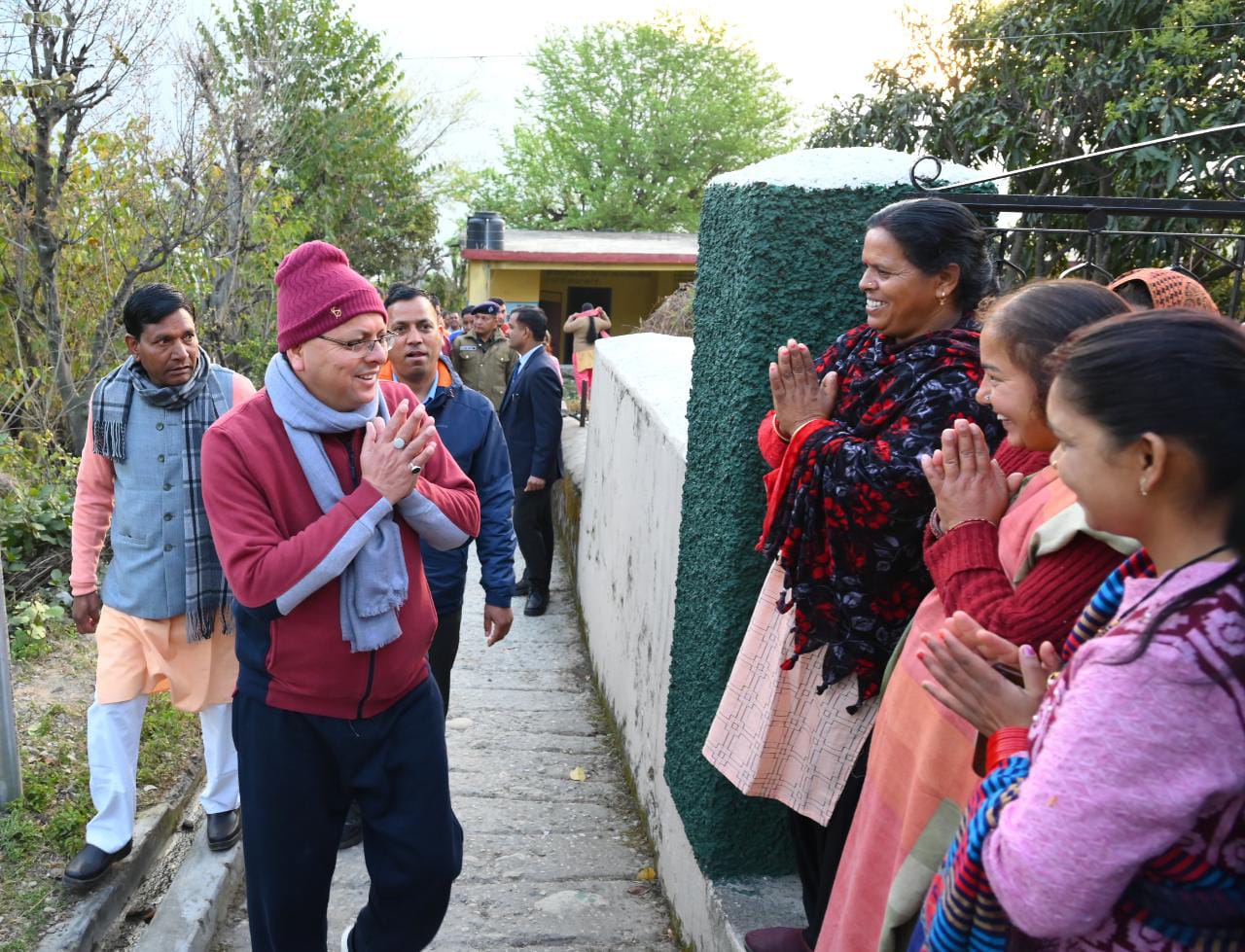 अनूठा अंदाज: सुबह-सुबह गांव की पगडंडियों में भ्रमण पर निकले मुख्यमंत्री पुष्कर सिंह धामी,पावर वीडर से की खेतों की जुताई