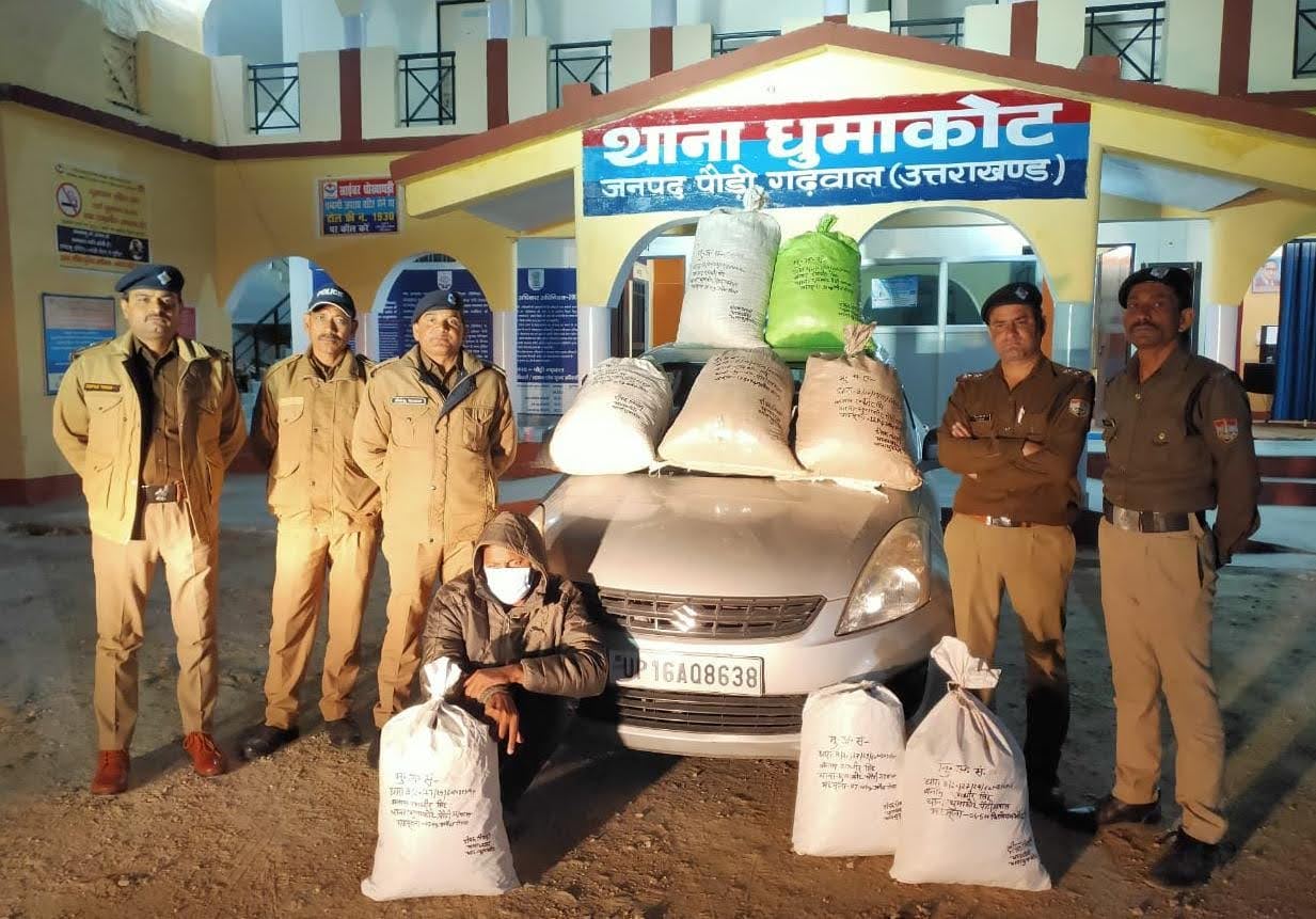 शिकंजा: कार समेत पुलिस के हत्थे चढ़ा नशा तस्कर, कार की तलाशी में 85 किलो गांजा बरामद