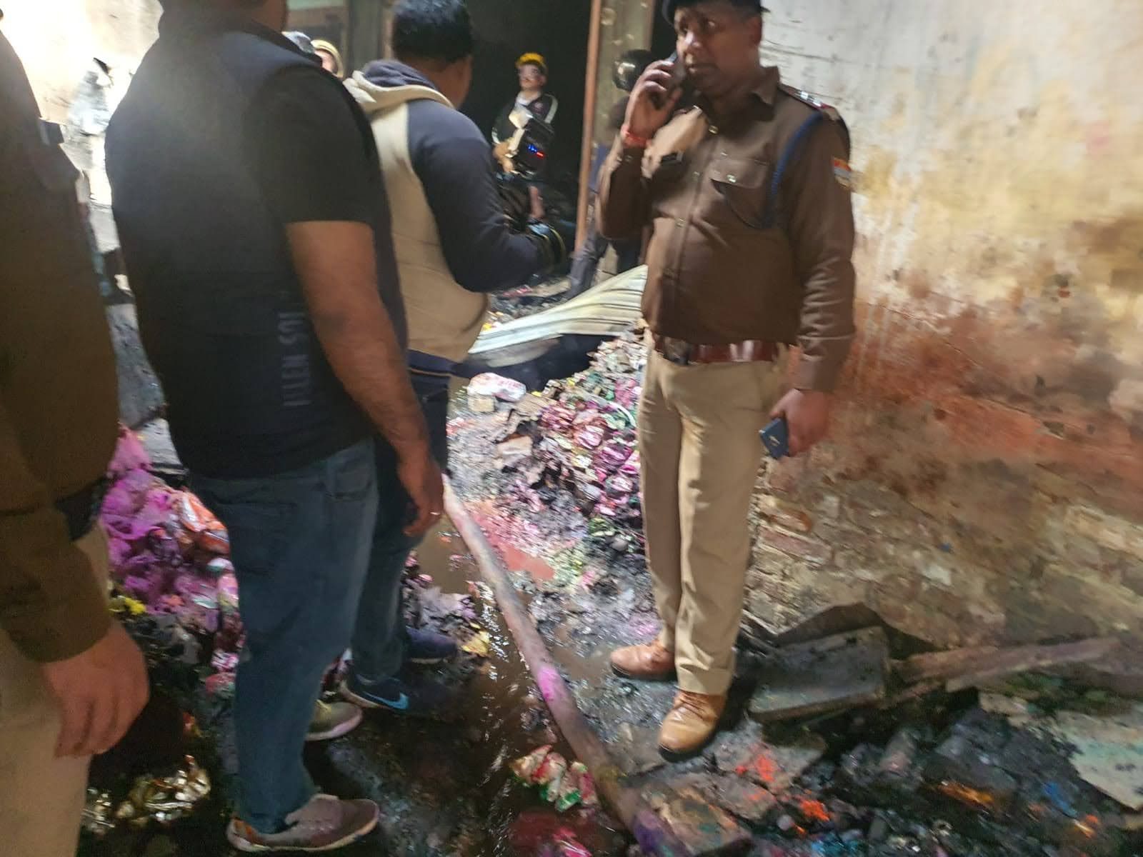 बड़ी खबर: पटाखा गोदाम में लगी आग, चार कर्मचारियों की जिंदा जलकर मौत, पुलिस ने शुरू की जांच