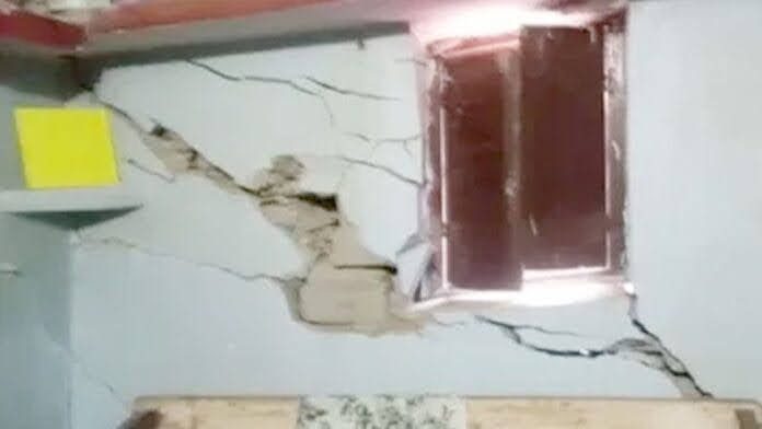 बड़ी खबर: कर्णप्रयाग के 38 घरों में आईं दरारें, प्रशासन ने घरों को कराया खाली, सरकार ने बनाई 8 सदस्यीय जांच समिति