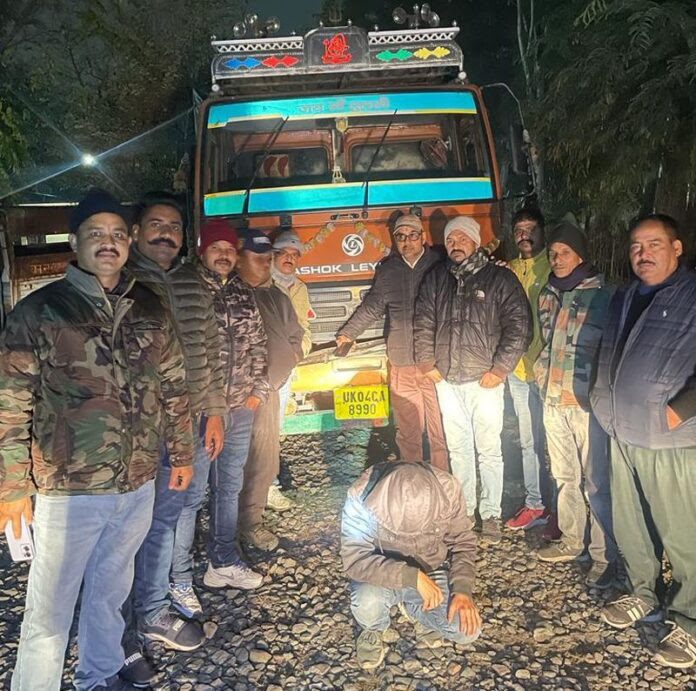 शिकंजा: एसटीएफ ने पकड़ा कैंटर में लदा 190 टिन अवैध लीसा, एक वन तस्कर गिरफ्तार, दूसरा फरार