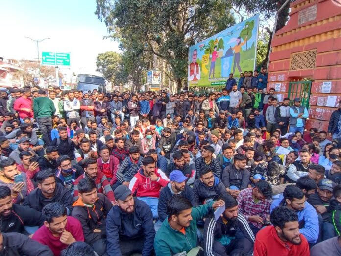 आवाज़: भर्तियों में हुई धांधलियों की सीबीआई जांच की मांग को लेकर बेरोजगारों ने किया प्रदर्शन