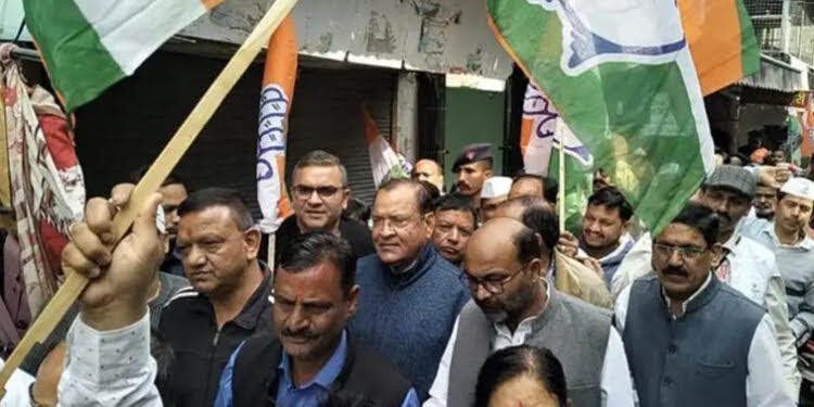 कांग्रेस: पार्टी ने निकाली ‘हाथ से हाथ जोड़ो यात्रा’, वरिष्ठ नेताओं समेत सैकड़ों कांग्रेस कार्यकर्ता हुए शामिल