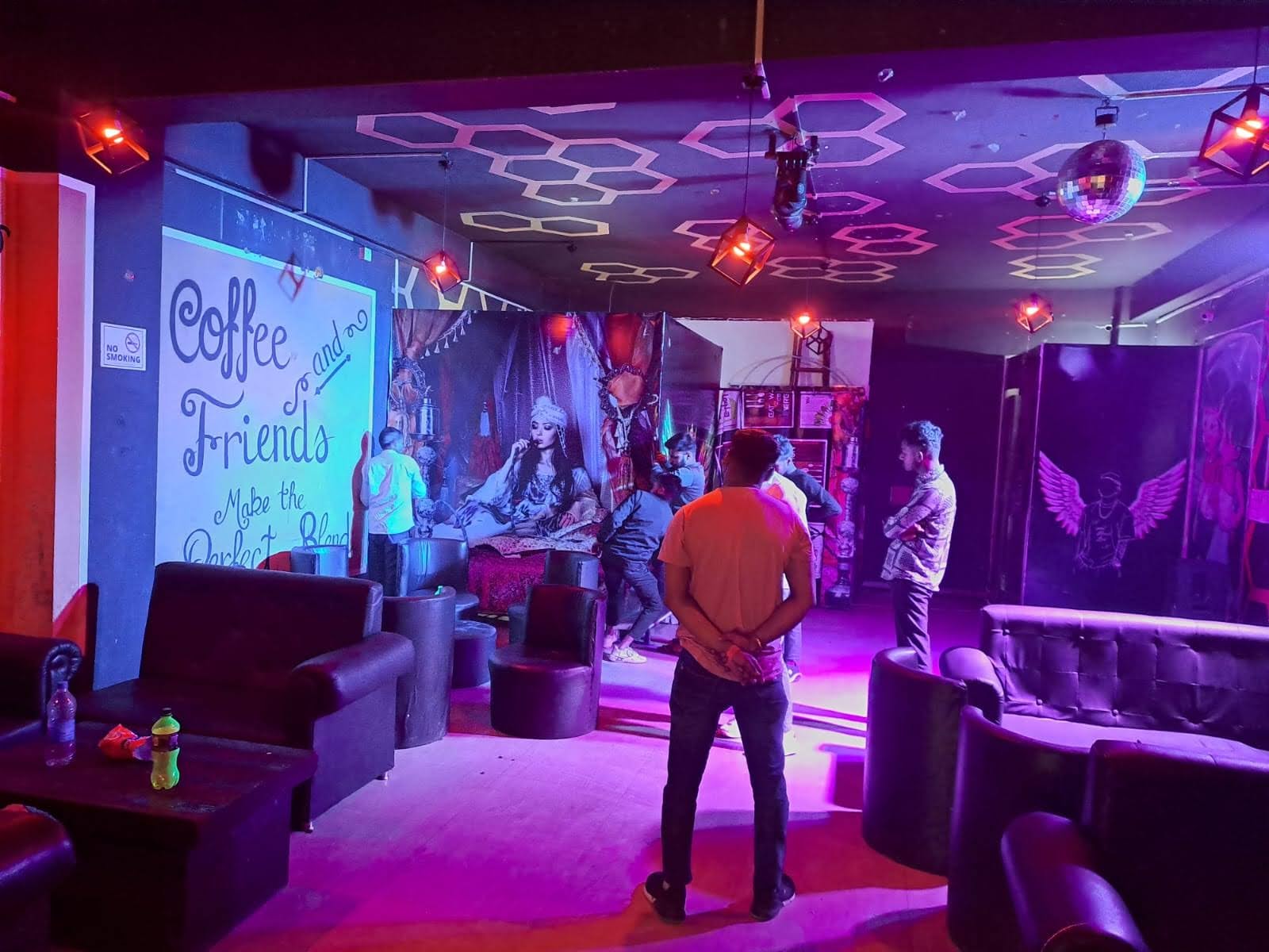 एक्शन: यहांअवैध रूप से संचालित हो रहा था हुक्काबार, पुलिस ने छापा मारकर कराया बंद