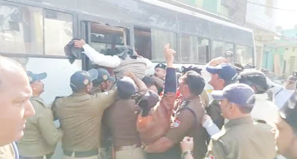 विरोध: सीएम को काले झंडे दिखाने जा रहे सपा कार्यकर्ता गिरफ्तार