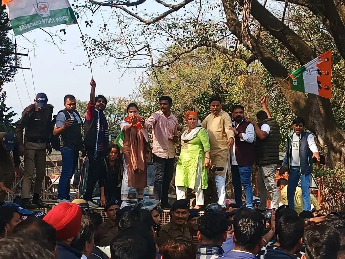 आवाज़: भर्ती घोटाले की सीबीआई जांच की मांग को लेकर कांग्रेस का सीएम आवास कूच, सरकार पर जमकर बोला हमला