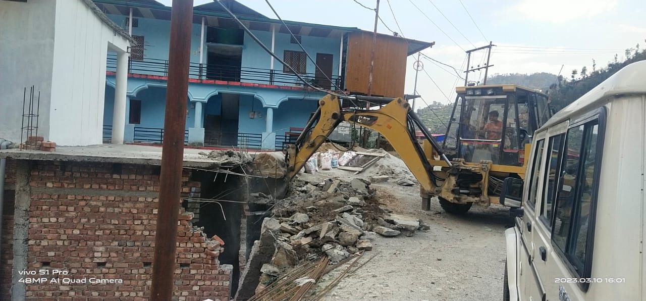 एक्शन: केदारनाथ राष्ट्रीय राजमार्ग पर हटाए गये अतिक्रमण, यात्रा सीजन को देखते हुए जिलाधिकारी ने दिये थे निर्देश