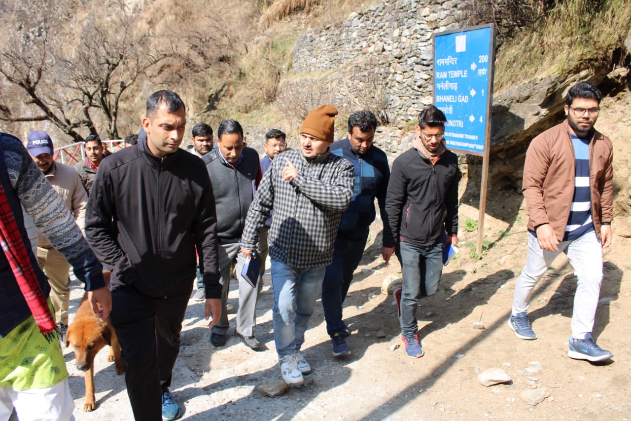 निगरानी: यात्रा व्यवस्थाओं की तैयारियों में जुटा प्रशासन, डीएम अभिषेक रुहेला ने स्थलीय निरीक्षण कर लिया जायजा