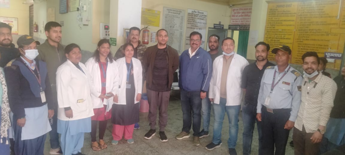 प्रशंसनीय: डीएम ने डाॅक्टर बन कर अस्पताल में मनाई रविवार की छुट्टी, अपने हाथों से किये 49 लोगों के अल्ट्रासाउंड