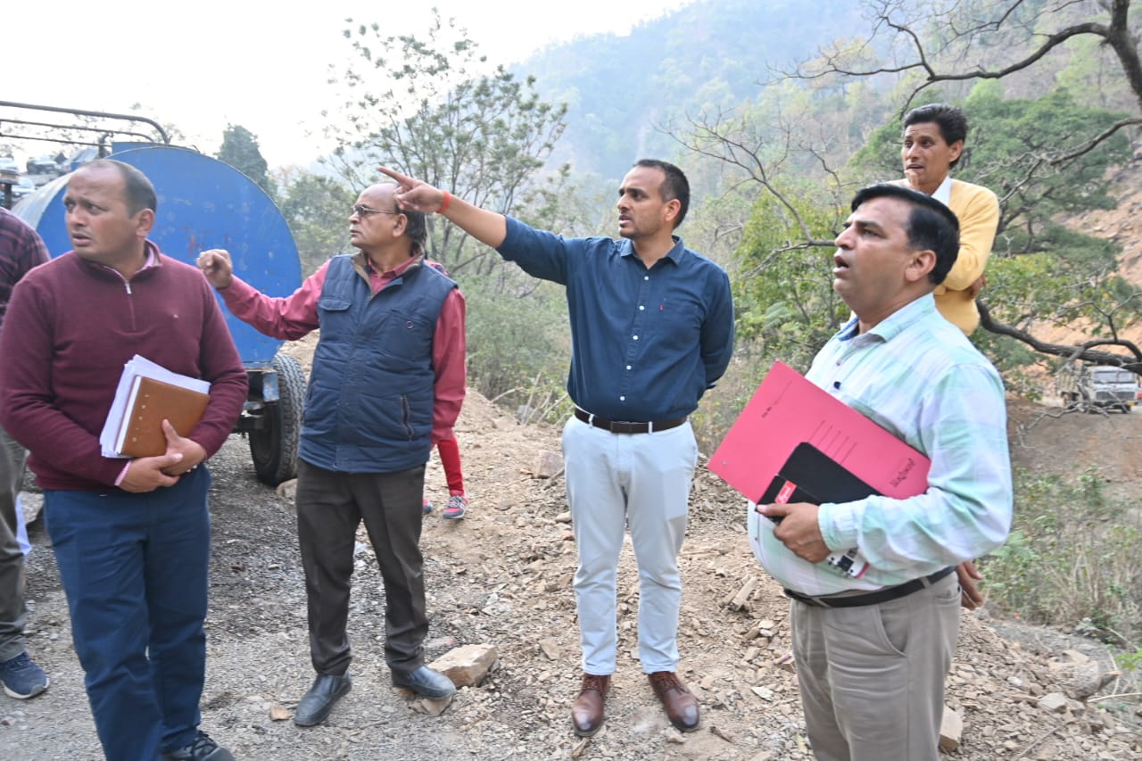 निगरानी: जी-20 सम्मेलन को लेकर किए जा रहे कार्यों का डीएम डॉ. सौरभ गहरवार ने किया स्थलीय निरीक्षण