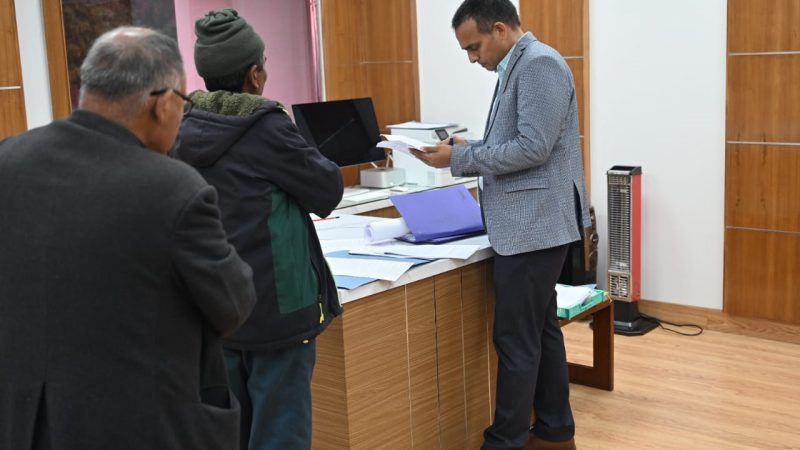 सुनवाई: डीएम ने जनता दरबार में सुनीं लोगों की समस्याएं, संबंधित विभागों को दिये निस्तारण के निर्देश