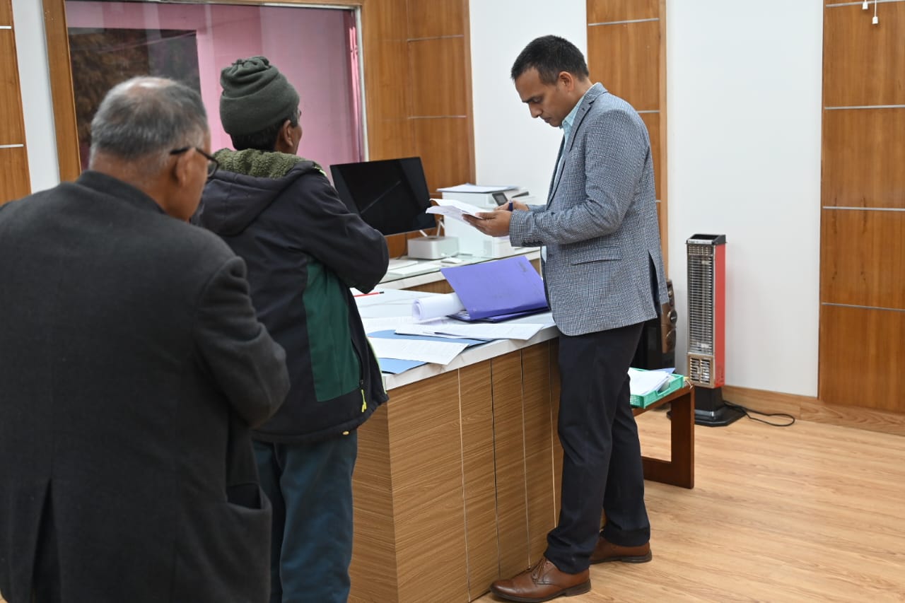 सुनवाई: डीएम ने जनता दरबार में सुनीं लोगों की समस्याएं, संबंधित विभागों को दिये निस्तारण के निर्देश