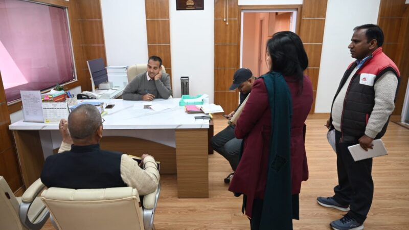 जन सुनवाई: जनता मिलन कार्यक्रम में डीएम डाॅ सौरभ गहरवार ने सुनीं लोगों की शिकायतें