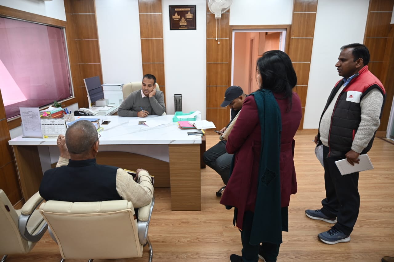 जन सुनवाई: जनता मिलन कार्यक्रम में डीएम डाॅ सौरभ गहरवार ने सुनीं लोगों की शिकायतें
